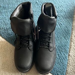 Pretty black boots